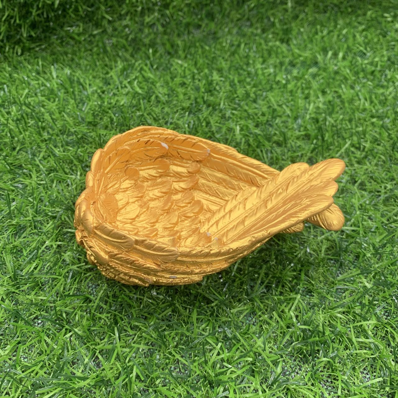 Resin wing scoop stand