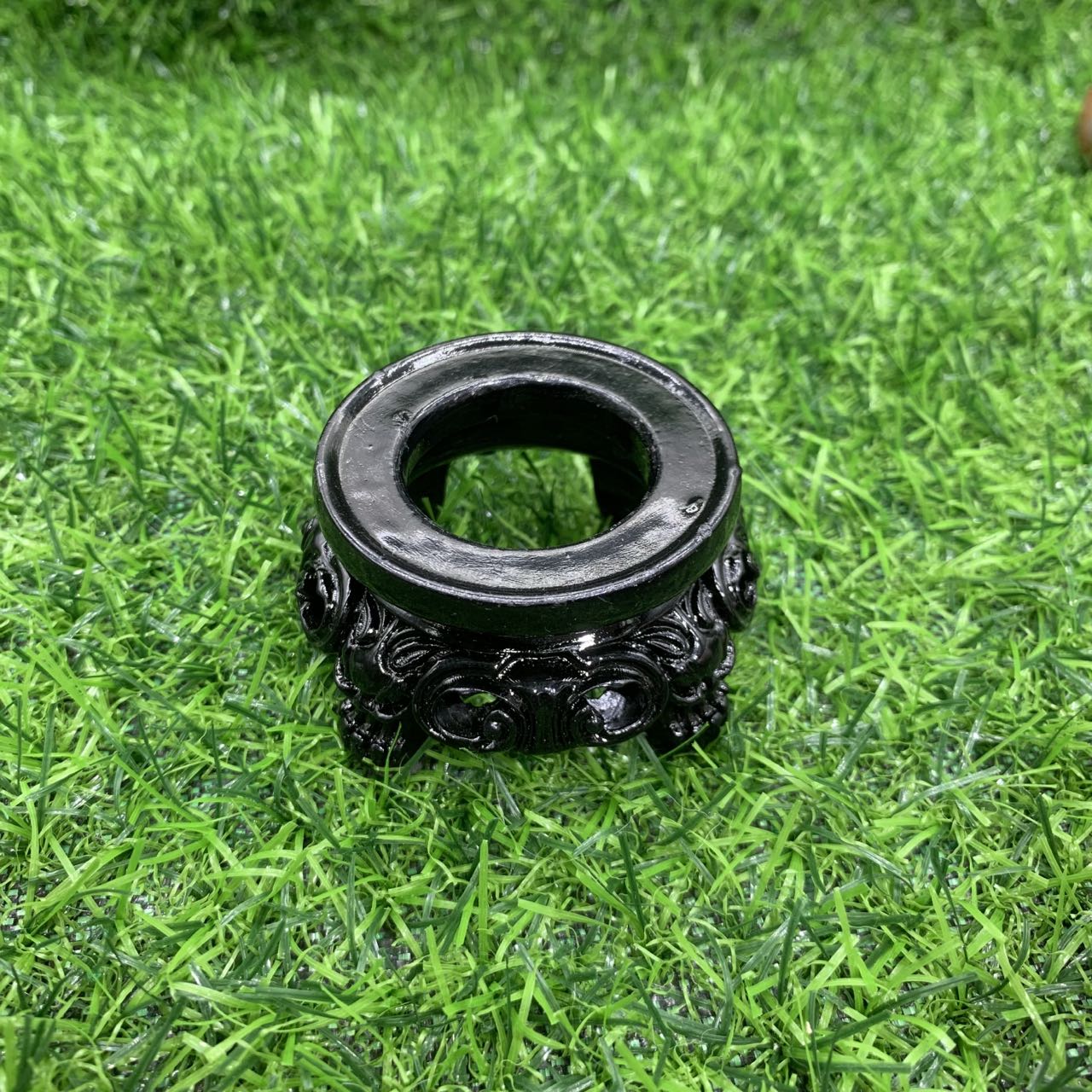 Four foot lion round stand