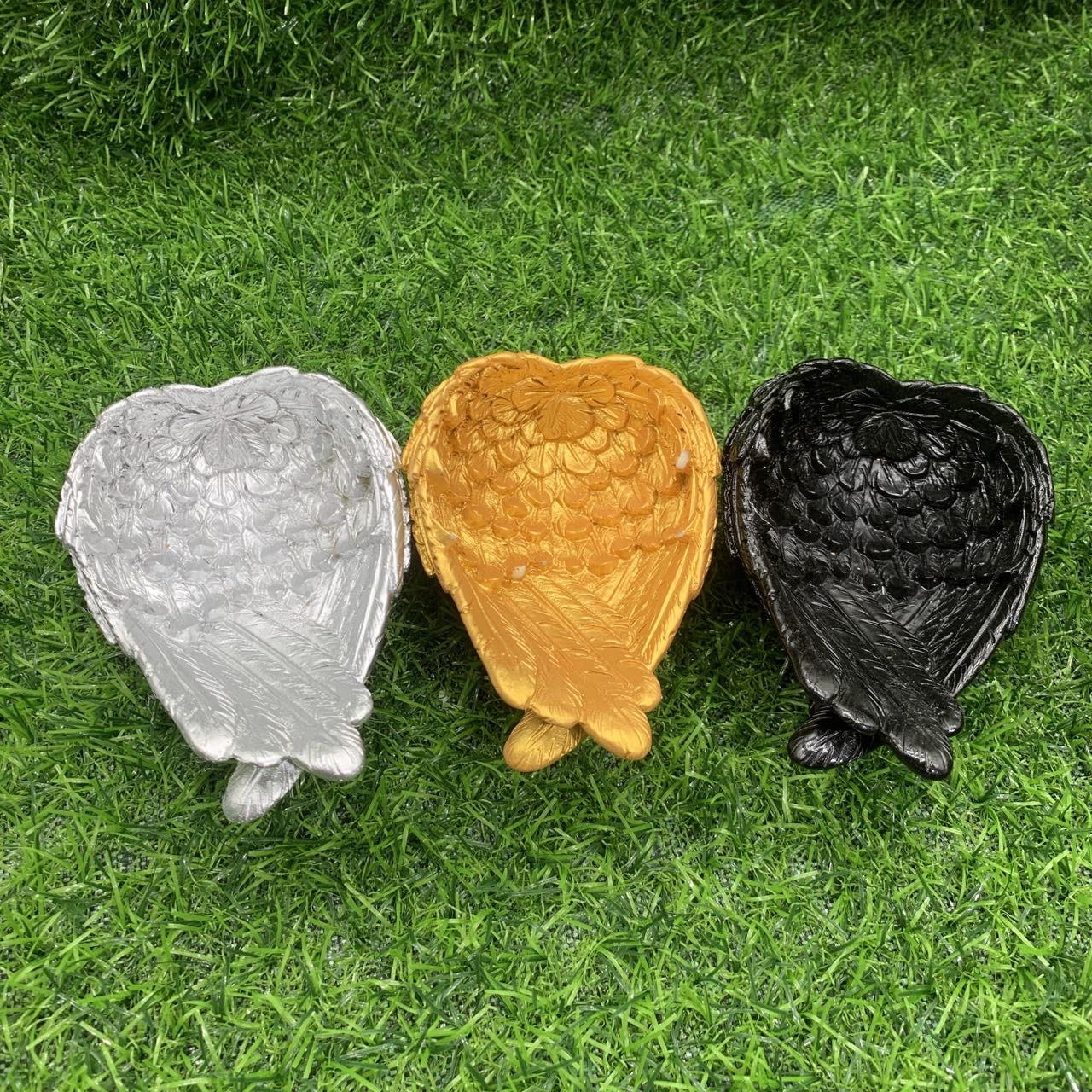 Resin wing scoop stand