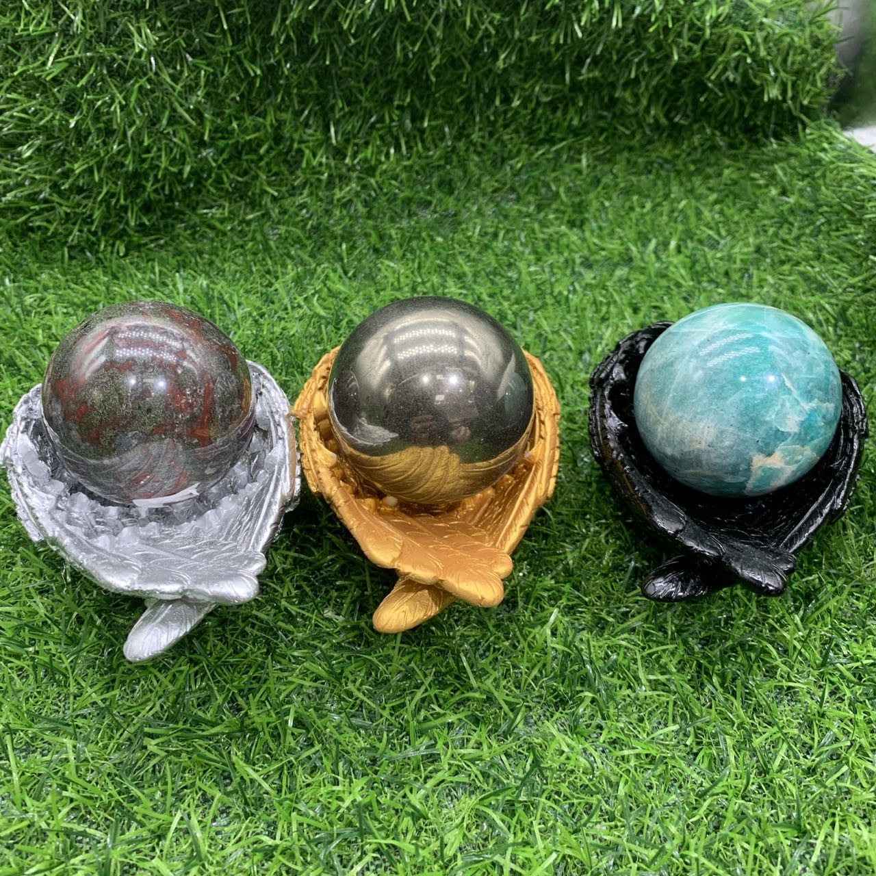 Resin wing scoop stand