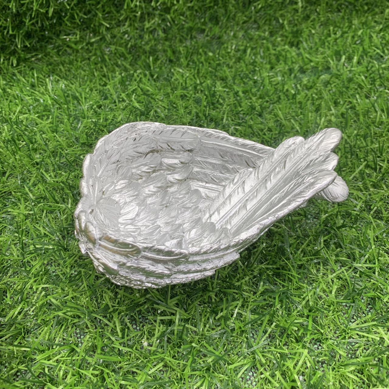 Resin wing scoop stand