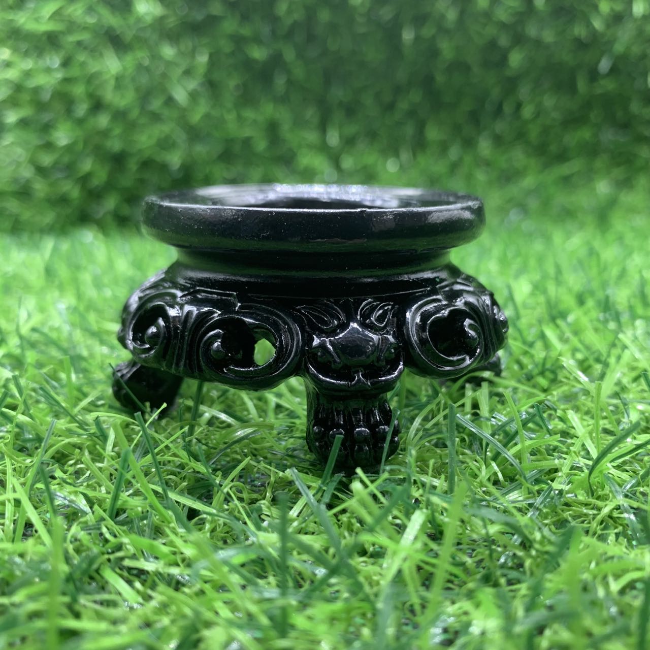 Four foot lion round stand